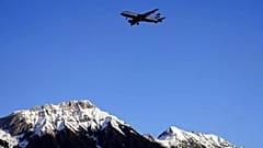 Ein Flugzeug der British Airways fliegt im Anflug auf den Flughafen Innsbruck tief über die Alpen.