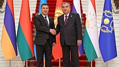 Kırgızistan Cumhurbaşkanı Sadyr Zhaparov, solda, ve Tacikistan Cumhurbaşkanı Emomali Rahmon 16 Eylül 2021 tarihinde Tacikistan'ın Duşanbe kentinde el sıkıştılar. 