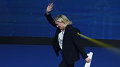 Η ηγέτιδα της γαλλικής ακροδεξιάς Μαρίν Λεπέν χαιρετάει μετά την ομιλία της κατά τη διάρκεια της συνόδου κορυφής των ακροδεξιών Πατριωτών για την Ευρώπη στη Μαδρίτη, 8 Φεβρουαρίου 2025.