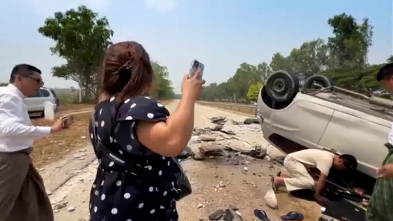 Route endommagée et voiture retournée près de Naypyidaw