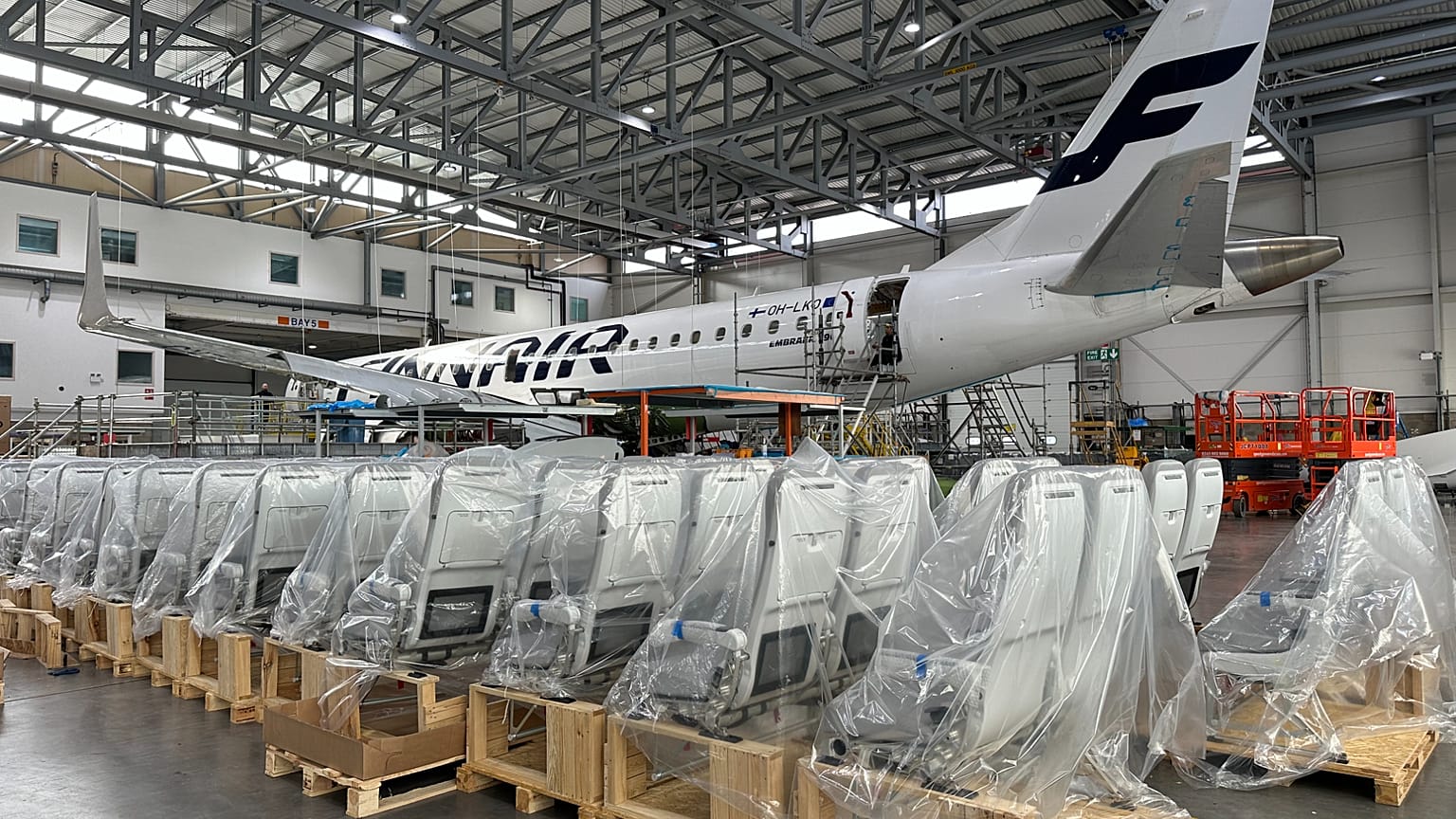 Η Finnair ανακαινίζει τα παλαιότερα αεροσκάφη της για να κάνει τις καμπίνες τους να μοιάζουν ολοκαίνουργιες. 