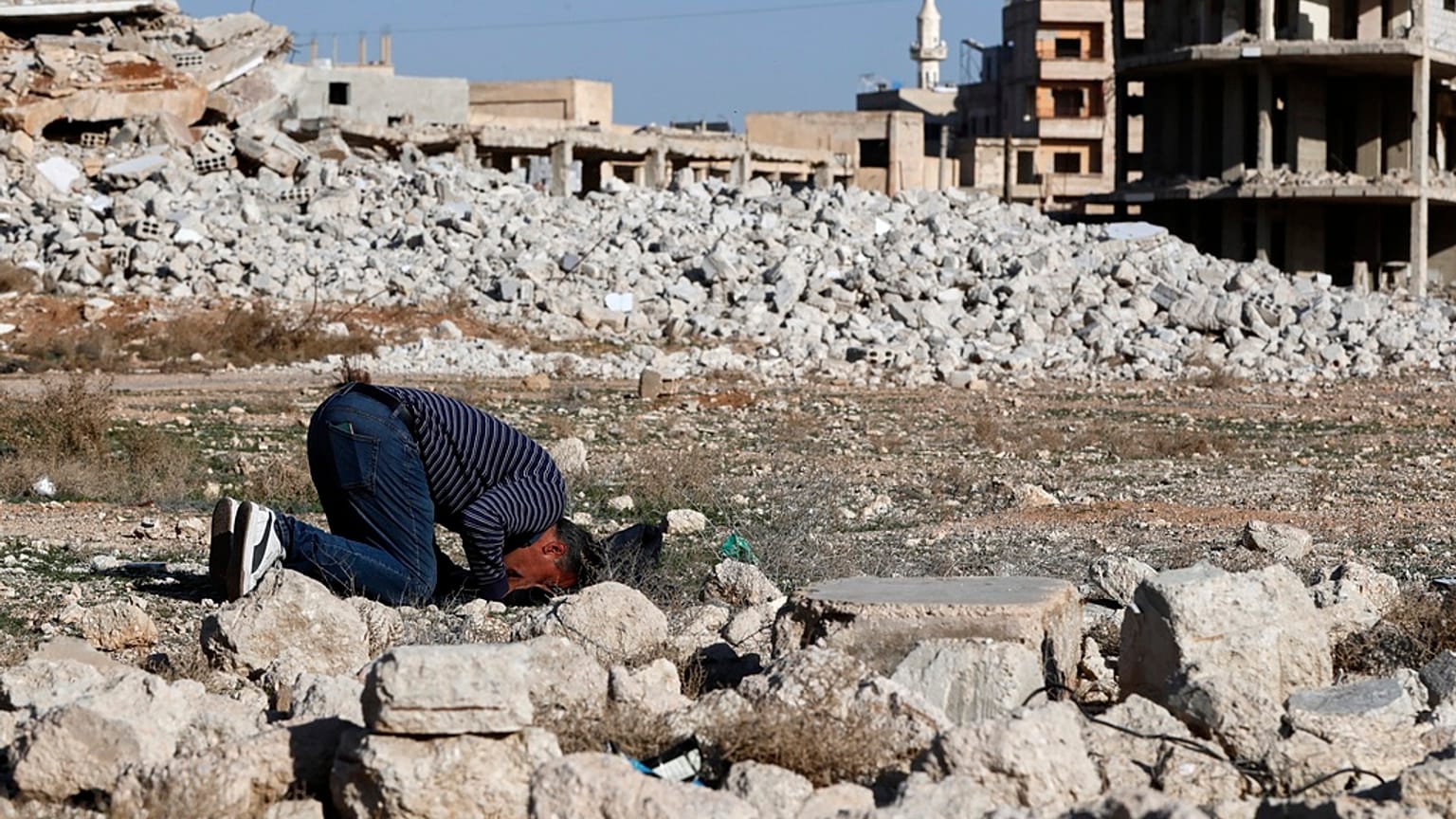 Ein Heimkehrer betet in den Ruinen von Darayya, einem Vorort von Damaskus. 17. März 2025
