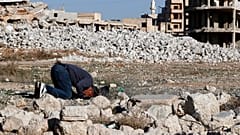 Ein Heimkehrer betet in den Ruinen von Darayya, einem Vorort von Damaskus. 17. März 2025