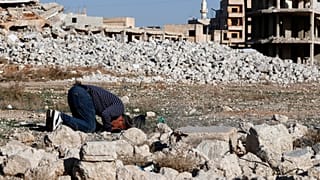 Ein Heimkehrer betet in den Ruinen von Darayya, einem Vorort von Damaskus. 17. März 2025