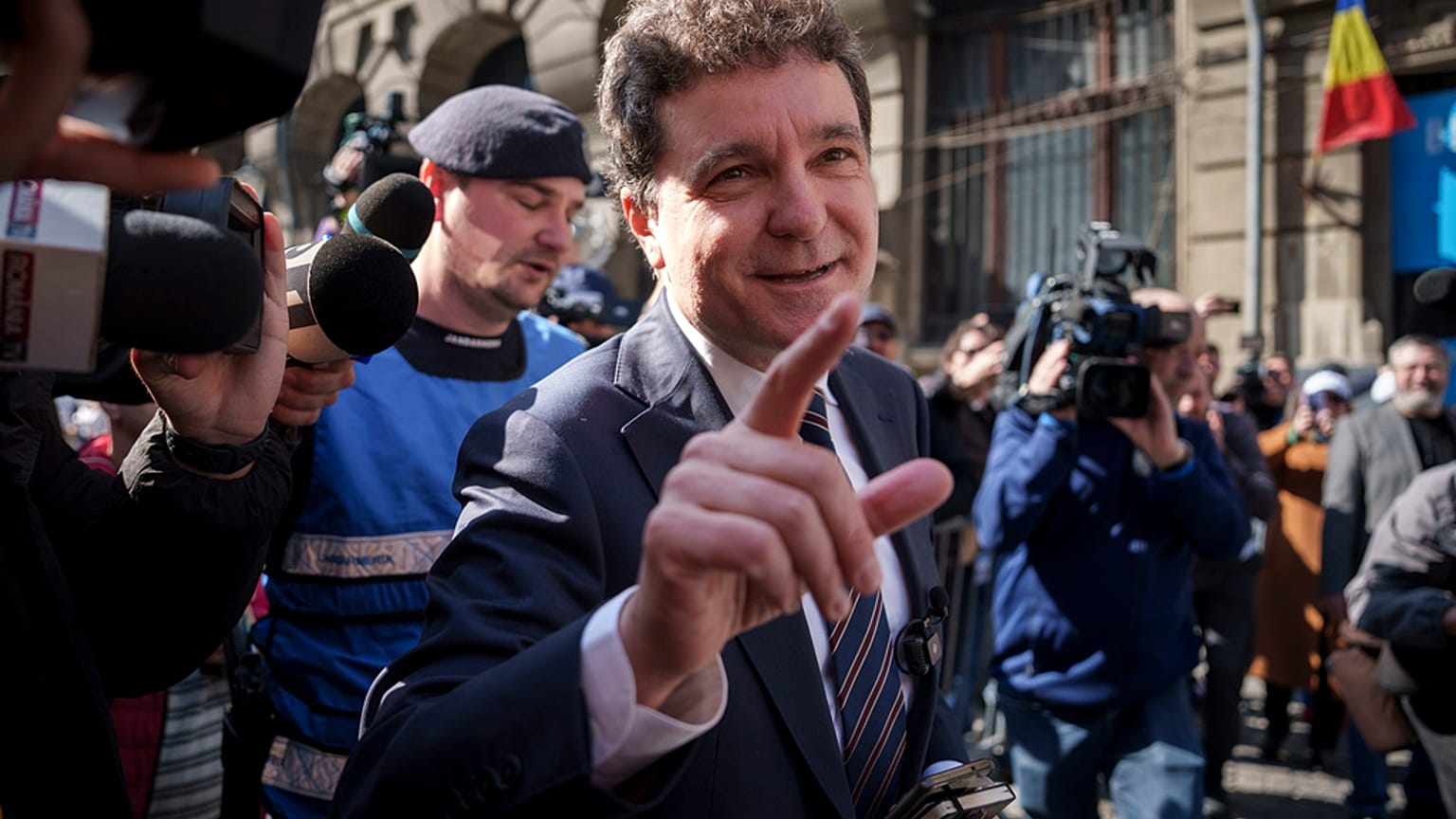 Nicusor Dan újságírók gyűrűjében