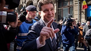 Nicusor Dan újságírók gyűrűjében
