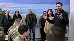 Vizepräsident JD Vance und seine zweite Frau Usha Vance sprechen mit Soldaten auf der Raumfahrtbasis Pituffik in Grönland, 28. März 2025