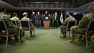 Il vicepresidente JD Vance parla ai soldati della base spaziale di Pituffik in Groenlandia, 28 marzo 2025.
