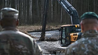 ABD Ordusu askerleri Pabadre yakınlarında bir bataklık kurutma operasyonunu izliyor, 27 Mart, 2025