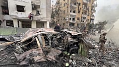 جنود من الجيش اللبناني يتفقدون موقع الغارة الجوية الإسرائيلية التي استهدفت منطقة الضاحية، إحدى الضواحي الجنوبية للعاصمة بيروت، يوم الجمعة 28 آذار/ مارس 2025. 