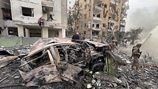 جنود من الجيش اللبناني يتفقدون موقع الغارة الجوية الإسرائيلية التي استهدفت منطقة الضاحية، إحدى الضواحي الجنوبية للعاصمة بيروت، يوم الجمعة 28 آذار/ مارس 2025. 