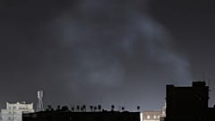 تصاعد الدخان من موقع في صنعاء، اليمن، يُعتقد أنه تعرّض لغارات جوية أمريكية، يوم الأربعاء 26 آذار/مارس 2025.