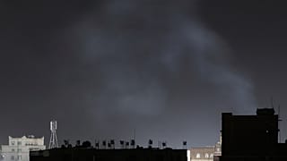 تصاعد الدخان من موقع في صنعاء، اليمن، يُعتقد أنه تعرّض لغارات جوية أمريكية، يوم الأربعاء 26 آذار/مارس 2025.