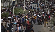 فلسطينيون ينزحون من البريج في شمال غزة باتجاه الجنوب. 10 أكتوبر 2023.