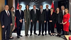 Μετά το Silivri, η αντιπροσωπεία επισκέφθηκε το επαρχιακό γραφείο του CHP και συναντήθηκε με τον πρόεδρο του CHP Özgür Özel.