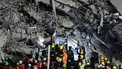 Rettungskräfte arbeiten an der Baustelle eines Hochhauses, das nach einem Erdbeben der Stärke 7,7 in Bangkok, Thailand, am frühen Samstag, 29. März 2025, zusammengebrochen ist.