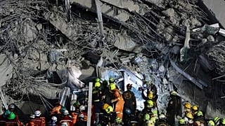 Rettungskräfte arbeiten an der Baustelle eines Hochhauses, das nach einem Erdbeben der Stärke 7,7 in Bangkok, Thailand, am frühen Samstag, 29. März 2025, zusammengebrochen ist.