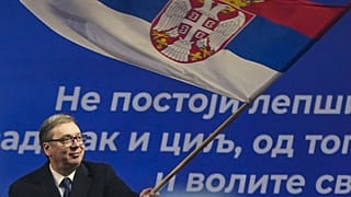 FILE - Президент Сербии Александр Вучич размахивает сербским флагом после митинга в центральном городе Ягодина, Сербия, пятница, 24 января 2025 г.