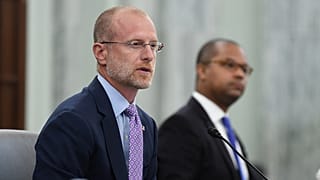 Brendan Carr kérdésekre válaszol a szenátus kereskedelmi-, tudományos- és közlekedési bizottságának meghallgatásán, 2020. június 24-én