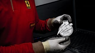 Medalla fabricada en la fábrica Ferrari para los ganadores del Medio Maratón de Italia Memorial Enzo Ferrari, Master Group Sport
