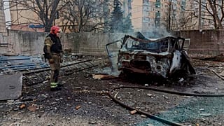 Ukrayna Acil Durum Servisi tarafından sağlanan bu fotoğrafta, itfaiyeciler 29 Mart 2025 Cumartesi günü Kryvyi Rih, Ukrayna'da Rus füze saldırısının ardından çıkan yangını söndürüyor.