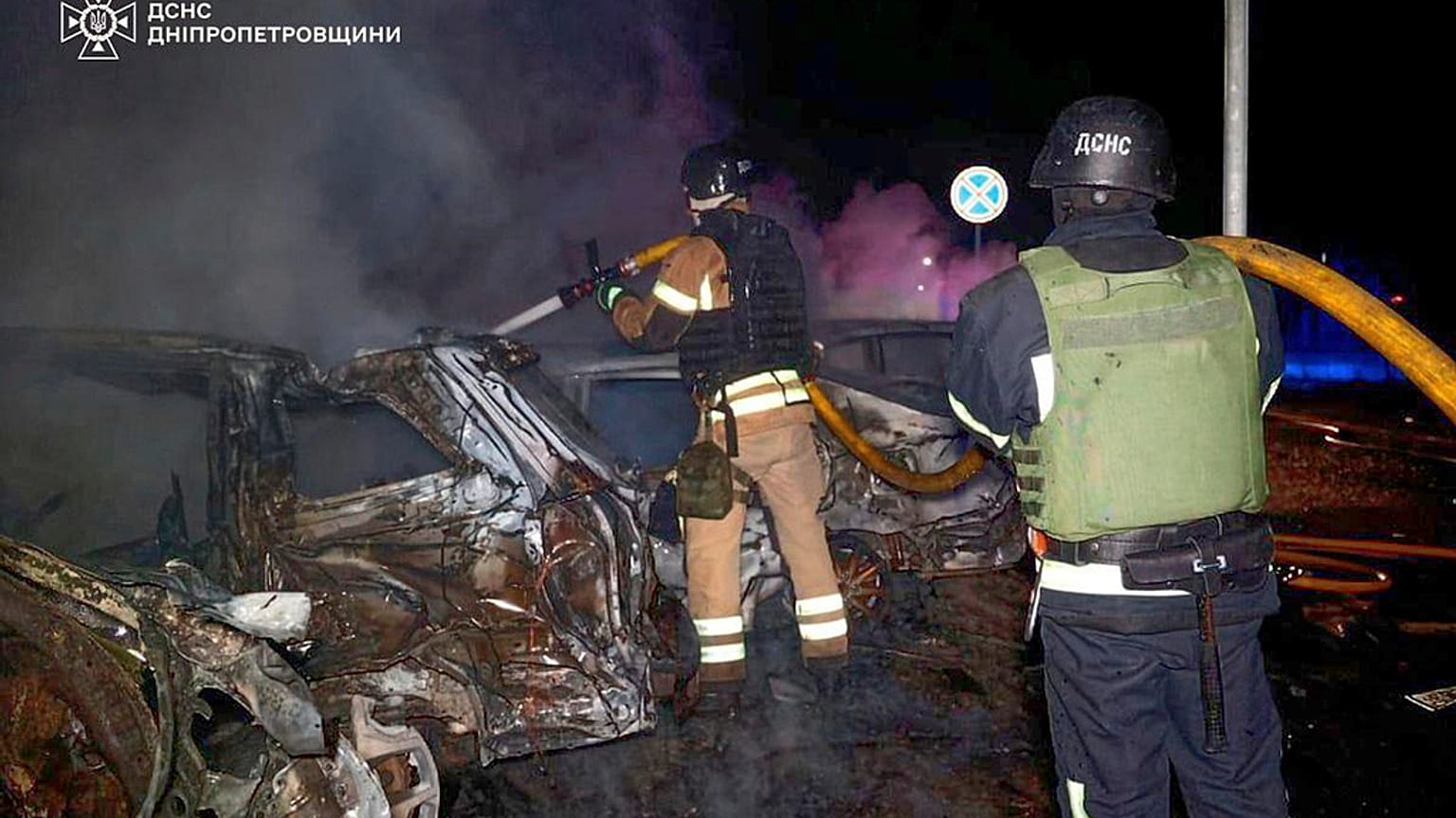 Tűzoltók Dnyipróban az orosz dróncsapás után
