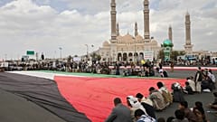 حامیان حوثی با پرچم فلسطین را در راهپیمایی ضد آمریکایی و ضد اسرائیلی در صنعا، یمن، جمعه ۲۸ مارس ۲۰۲۵