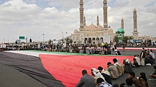 حامیان حوثی با پرچم فلسطین را در راهپیمایی ضد آمریکایی و ضد اسرائیلی در صنعا، یمن، جمعه ۲۸ مارس ۲۰۲۵