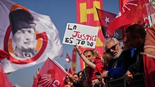 Apoiantes agitam bandeiras do partido turco e do CHP durante uma manifestação de protesto contra a detenção do presidente da câmara de Istambul, Ekrem İmamoğlu, em Istambul, 29 de março de 2025