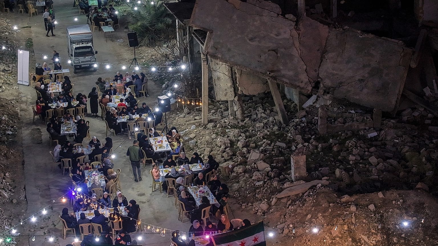أرامل وأمهات ضحايا الحرب يجتمعن لتناول الإفطار ، وجبة الإفطار السريعة، التي تنظمها منظمات غير حكومية محلية في حي جوبر المدمر في دمشق ، سوريا