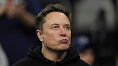 Elon Musk sosyal medya platformu X'i yapay zeka şirketi xAI'ye sattı.