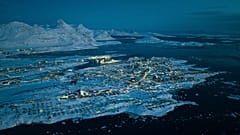 Nuuk'ta bir deniz girintisinin kıyısında karla kaplı evler, 7 Mart, 2025
