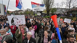 Manifestazione degli studenti davanti a Informer TV a Belgrado con l'accusa di diffondere discorsi di odio, 29 marzo 2025
