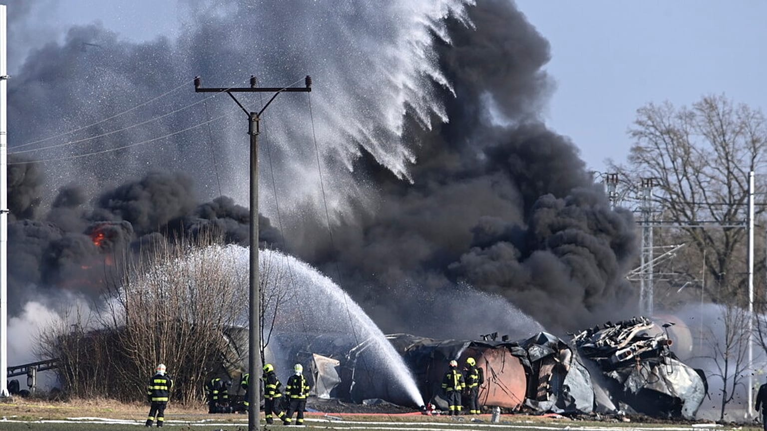 Feuerwehrleute bekämpfen den Großbrand eines entgleisten Güterzugs mit Benzol, einer hochentzündlichen und giftigen Flüssigkeit, in Hustopeče nad Bečvou, Tschechische Republik, Freitag, 28. Februar 2025