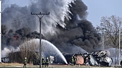 Feuerwehrleute bekämpfen den Großbrand eines entgleisten Güterzugs mit Benzol, einer hochentzündlichen und giftigen Flüssigkeit, in Hustopeče nad Bečvou, Tschechische Republik, Freitag, 28. Februar 2025