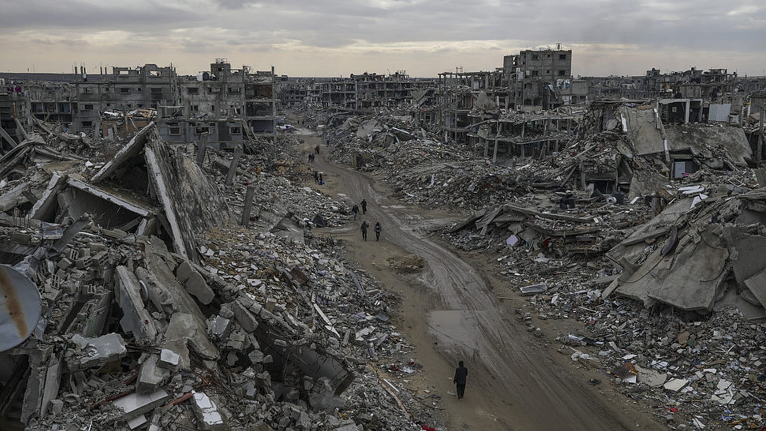 Emberek sétálnak az izraeli légi és szárazföldi offenzíva által okozott pusztítás közepette Rafahban, a Gázai övezet déli részén, 2025. február 24-én, hétfőn.