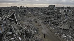 Menschen gehen inmitten der Zerstörung durch die israelische Luft- und Bodenoffensive in Rafah, südlicher Gazastreifen, Montag, 24. Februar 2025