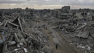 Emberek sétálnak az izraeli légi és szárazföldi offenzíva által okozott pusztítás közepette Rafahban, a Gázai övezet déli részén, 2025. február 24-én, hétfőn.