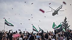 Suriye'nin İdlib kentinde isyancı güçlerin Esad ordusuna karşı kazandığı zaferin kutlanması sırasında askeri bir helikopterden konfeti ve çiçekler atılıyor, 28 Mart 2025