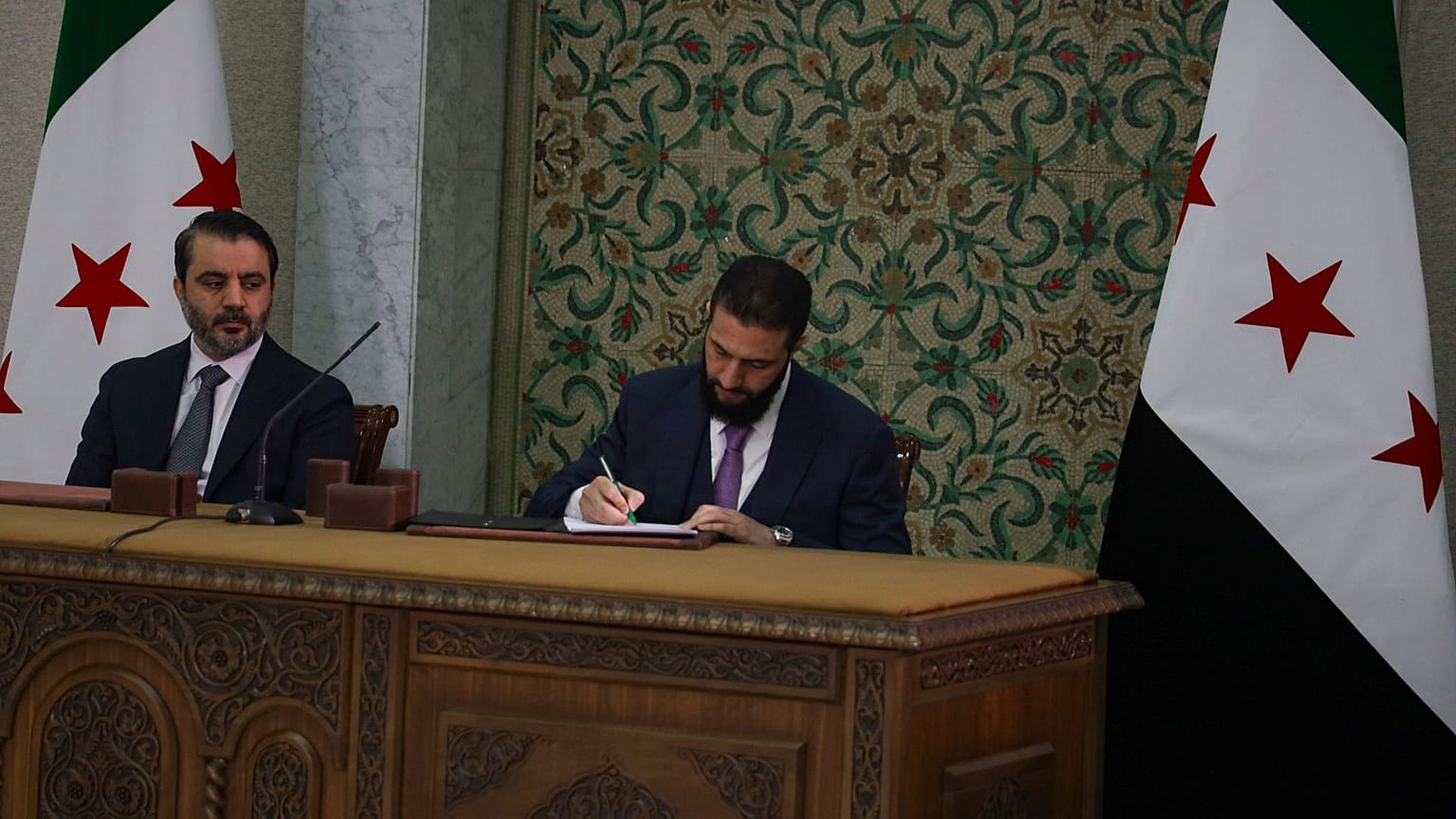 احمد شرع در حال امضای قانون اساسی موقت سوریه