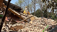 Um edifício de um mosteiro budista que ruiu é visto na sequência de um terramoto em Naypyitaw