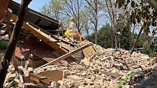 Um edifício de um mosteiro budista que ruiu é visto na sequência de um terramoto em Naypyitaw