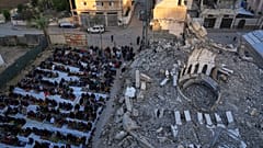 فلسطينيون يشاركون في صلاة عيد الفطر في دير البلح في قطاع غزة، الأحد، 30 مارس/آذار 2025