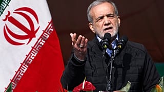 ARQUIVO - Nesta fotografia divulgada pelo Gabinete da Presidência iraniana, o Presidente Masoud Pezeshkian