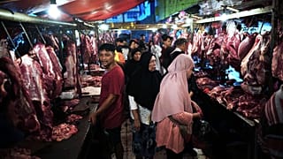أشخاص يتسوقون لشراء اللحوم قبيل عيد الفطر في سوق في جاكرتا، إندونيسيا، الأحد 30 مارس/آذار 2025