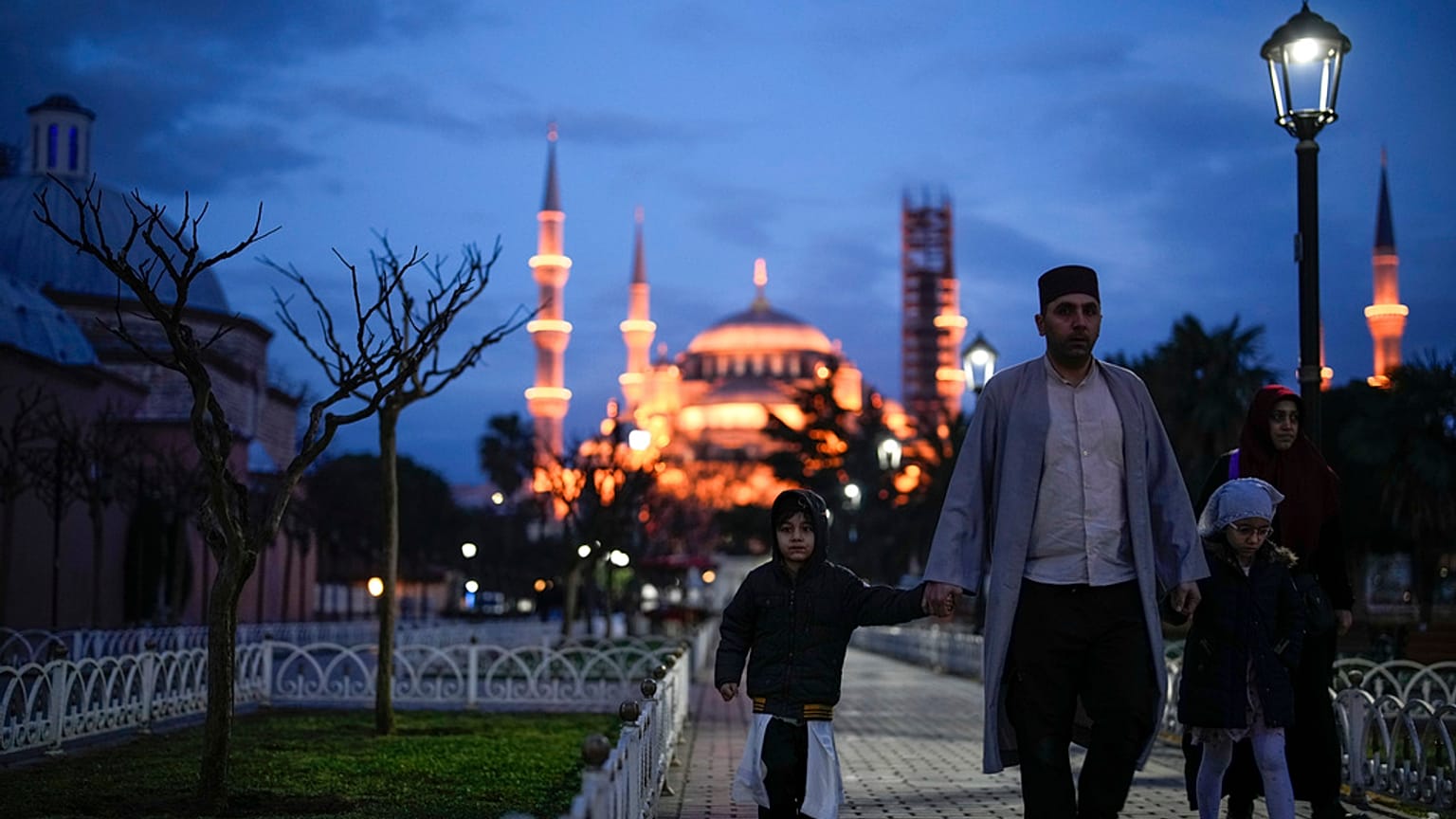 مصلّون مسلمون يتوافدون إلى مسجد في إسطنبول، تركيا، صباح الأحد 30 آذار/مارس 2025، لأداء صلاة عيد الفطر.
