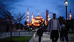 مصلّون مسلمون يتوافدون إلى مسجد في إسطنبول، تركيا، صباح الأحد 30 آذار/مارس 2025، لأداء صلاة عيد الفطر.