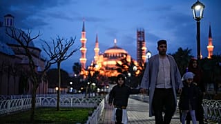 مصلّون مسلمون يتوافدون إلى مسجد في إسطنبول، تركيا، صباح الأحد 30 آذار/مارس 2025، لأداء صلاة عيد الفطر.