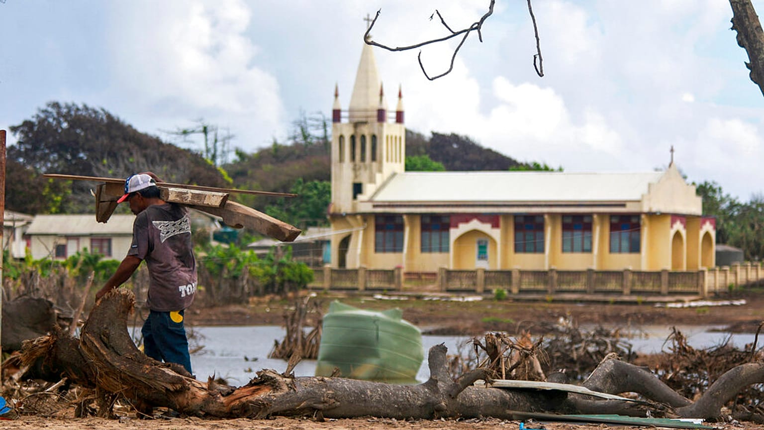 Volkan felaketi sonrası Tonga'daki ilk yardım ekipleri sahada çalışmalarını sürdürürken, 26 Şubat 2022