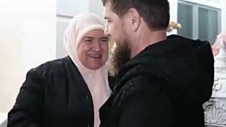 الرئيس الشيشاني رمضان قديروف يزور والدته لتهنئتها بالعيد